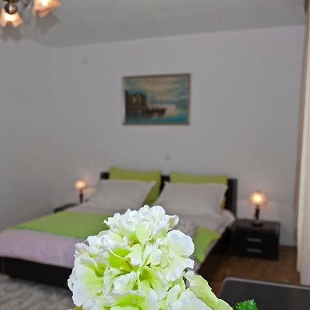 Rooms Leda Vrlika Buitenkant foto
