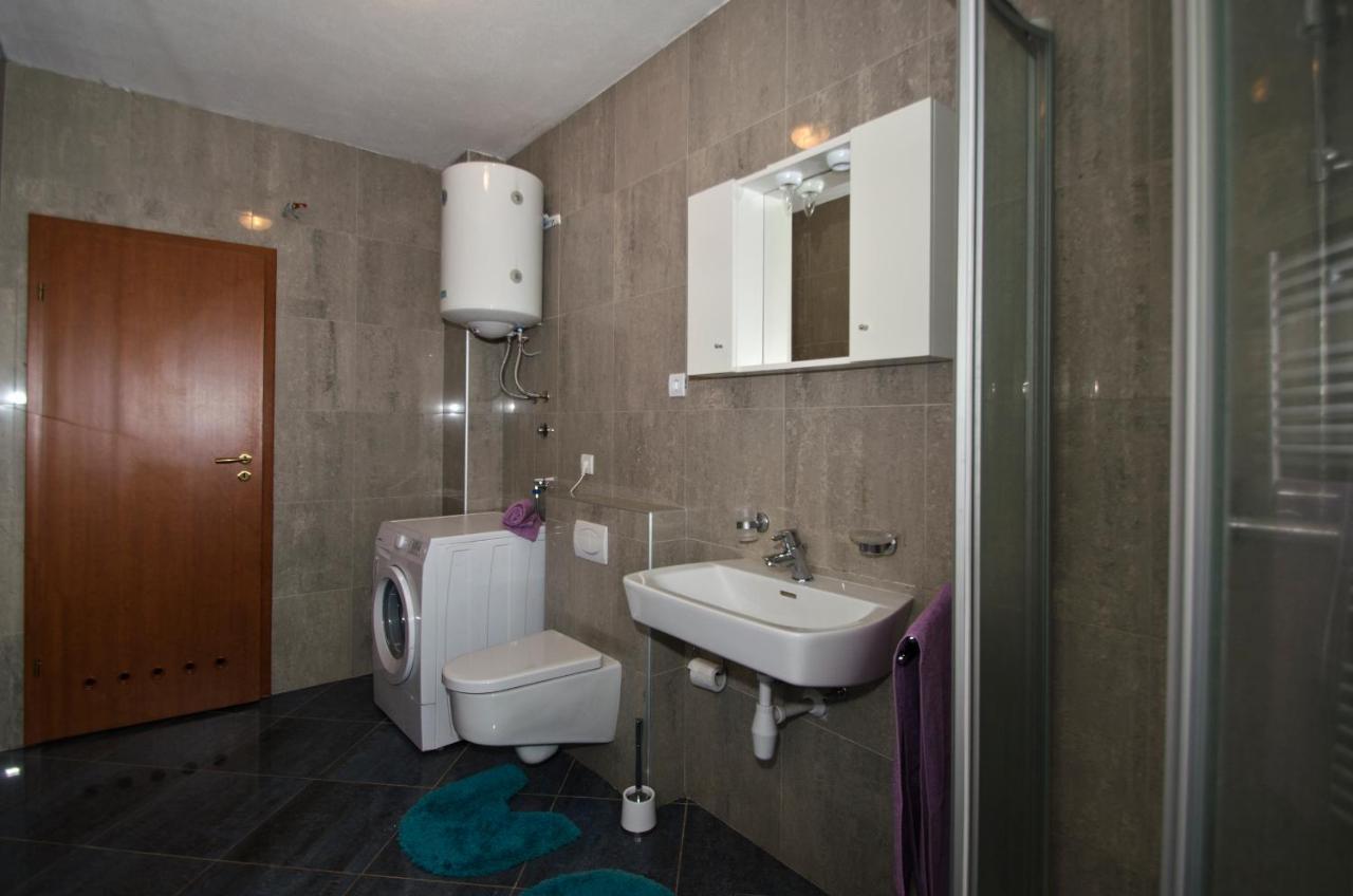 Rooms Leda Vrlika Buitenkant foto