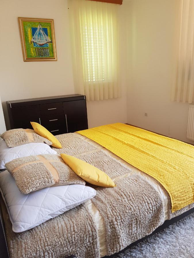Rooms Leda Vrlika Buitenkant foto