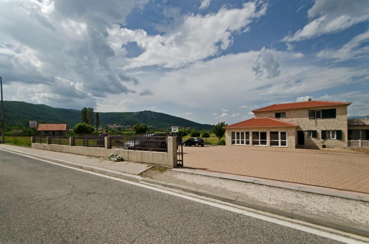 Rooms Leda Vrlika Buitenkant foto
