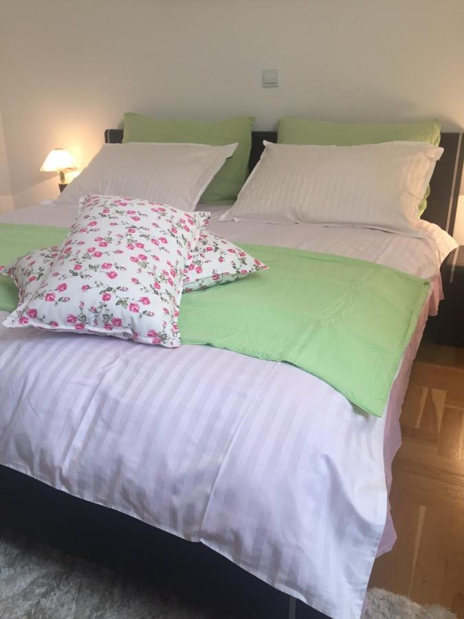 Rooms Leda Vrlika Buitenkant foto