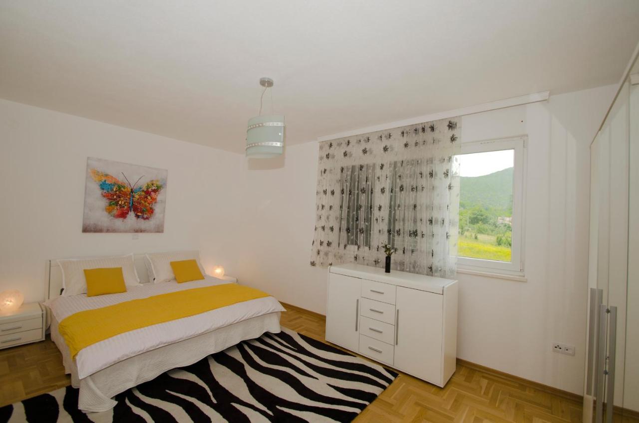Rooms Leda Vrlika Buitenkant foto
