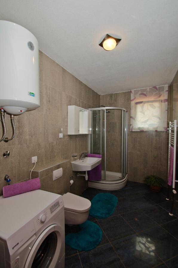 Rooms Leda Vrlika Buitenkant foto