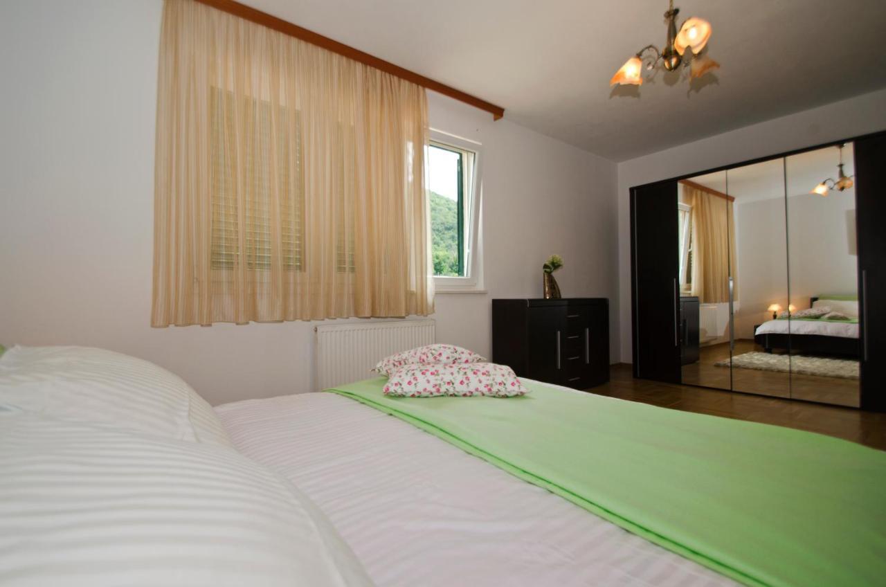 Rooms Leda Vrlika Buitenkant foto