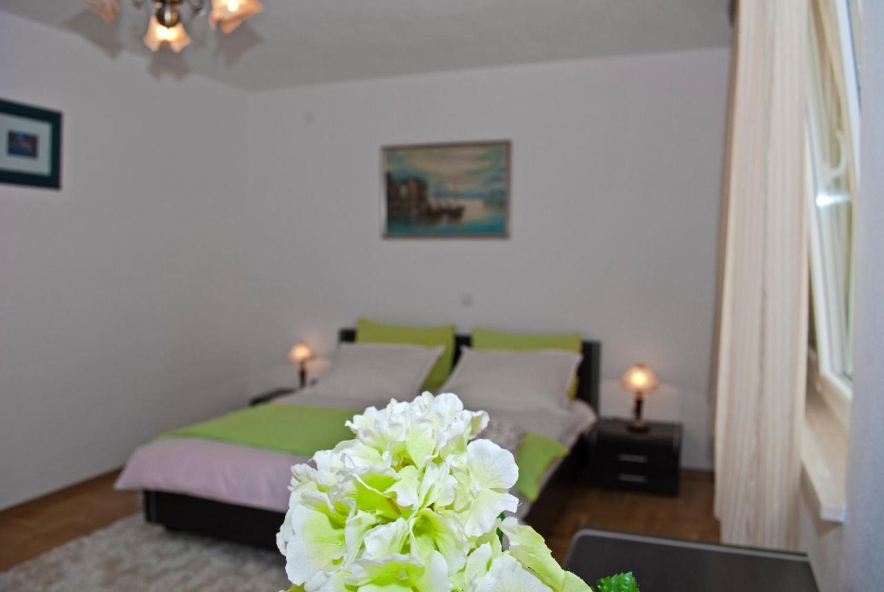 Rooms Leda Vrlika Buitenkant foto