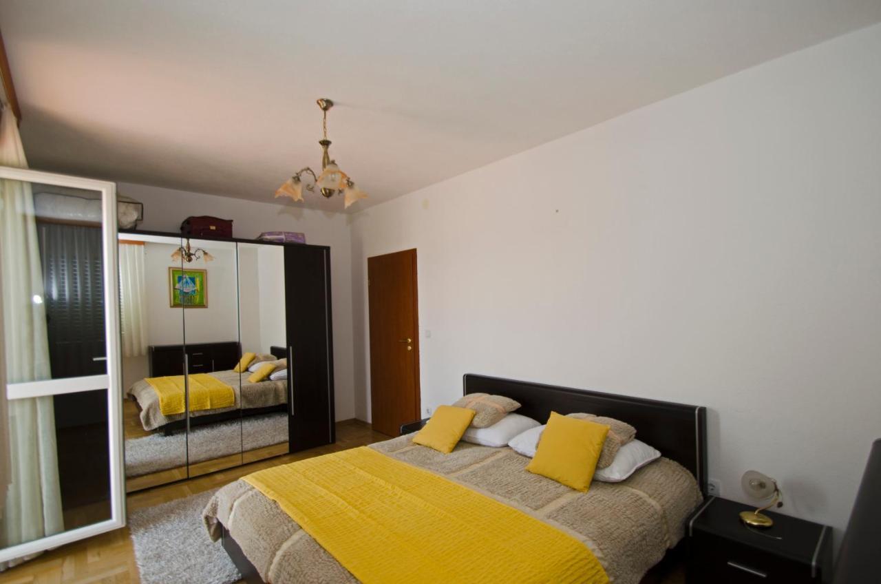 Rooms Leda Vrlika Buitenkant foto