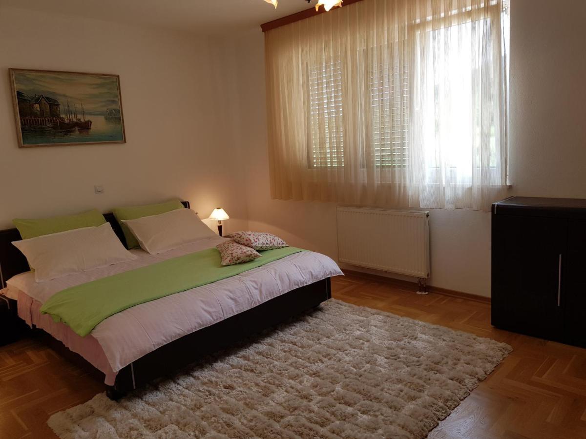 Rooms Leda Vrlika Buitenkant foto