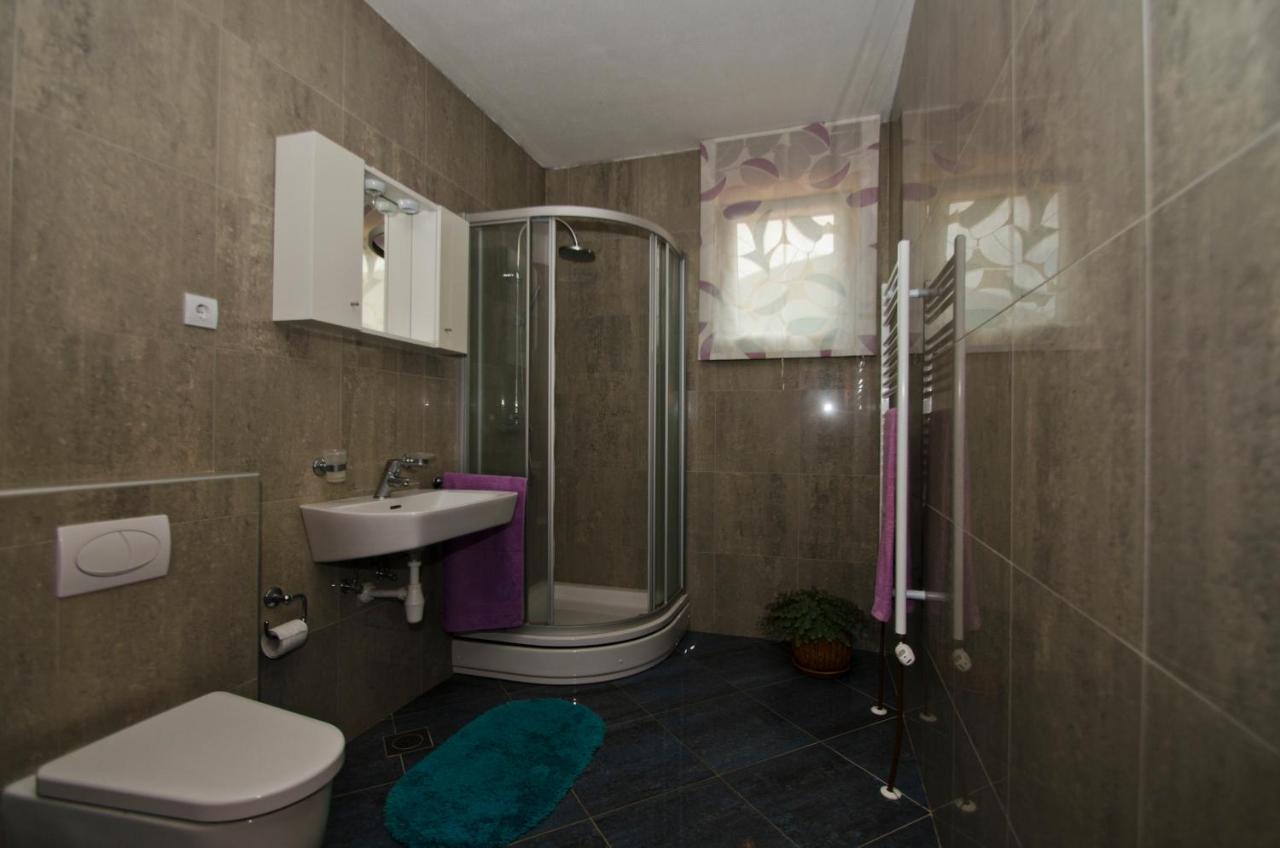 Rooms Leda Vrlika Buitenkant foto